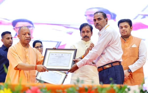 वाराणसी से मुख्यमंत्री शिक्षक कैशलेस चिकित्सा योजना का शुभारंभ, 12 लाख शिक्षकों और कर्मचारियों को मिलेगा स्वास्थ्य सुरक्षा कवच
