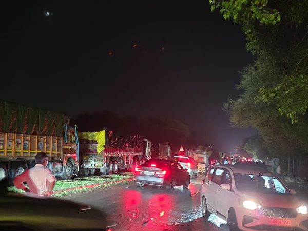 मिर्जापुर में चिल्ह-शास्त्री ब्रिज पर भीषण जाम, श्रद्धालु और मरीज घंटों फंसे, यातायात व्यवस्था पर उठे सवाल