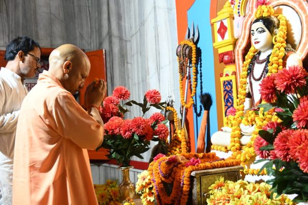 मुख्यमंत्री योगी आदित्यनाथ दो दिवसीय दौरे पर गोरखपुर पहुंचे, विकास परियोजनाओं को देंगे सौगात