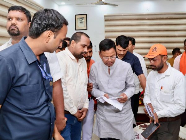 महाराजगंज में केंद्रीय मंत्री पंकज चौधरी ने की जनसुनवाई, अधिकारियों को दिए त्वरित समाधान के निर्देश