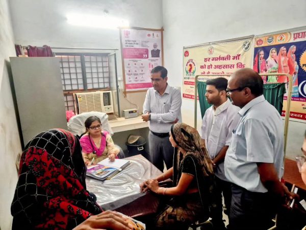 जिलाधिकारी चंद्रप्रकाश सिंह ने नौहझील सीएचसी का किया औचक निरीक्षण, व्यवस्थाओं को सुधारने के दिए निर्देश