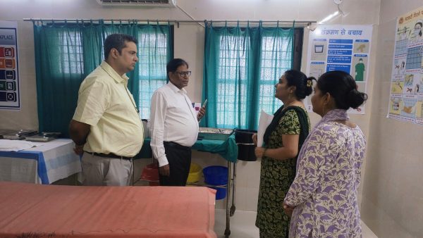 स्वास्थ्य सेवाओं में लापरवाही पर सीएमओ सख्त, आजमगढ़ में दो चिकित्सकों समेत कर्मचारी का वेतन रोका