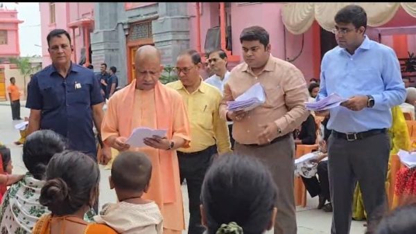 जनता दर्शन में सीएम योगी ने सुनीं 200 लोगों की समस्याएं, गंभीर बीमारियों के इलाज के लिए हरसंभव सहायता का भरोसा