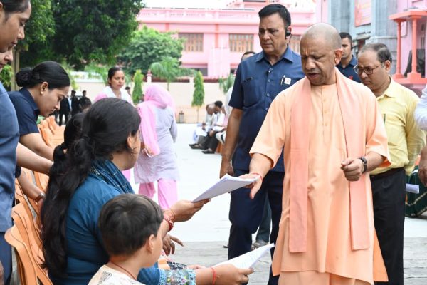 गोरखनाथ मंदिर में जनता दर्शन: मुख्यमंत्री योगी आदित्यनाथ ने सुनीं 150 से अधिक लोगों की समस्याएं