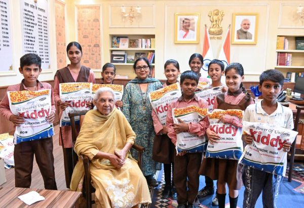 राज्यपाल आनंदीबेन पटेल ने विद्यार्थियों को वितरित की स्कूल यूनिफॉर्म, नियमित उपस्थिति को मिलेगा बढ़ावा