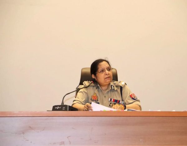 नोएडा पुलिस कमिश्नर लक्ष्मी सिंह ने डायल-112 कर्मियों के साथ की समीक्षा बैठक