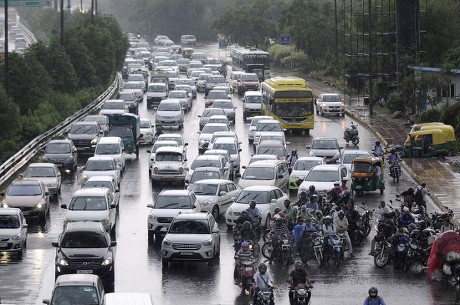 नोएडा में बारिश ने दी उमस भरी गर्मी से राहत, IMD का अलर्ट जारी; सड़कों पर लगा जाम