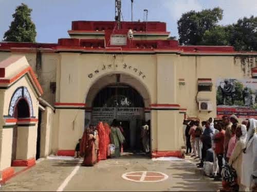 गोरखपुर जिला जेल से पॉक्सो आरोपी फरार, पेड़ के सहारे दीवार फांदकर भागने का आरोप