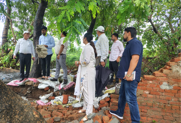 नोएडा में बारिश के बाद जलभराव का जायजा, वरिष्ठ अधिकारियों ने किया निरीक्षण