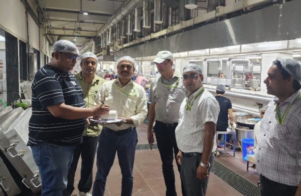 स्वतंत्रता दिवस से पहले मथुरा में खाद्य विभाग की कार्रवाई, मिठाई और बटर टोस्ट के 5 नमूने लिए