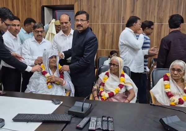 जालौन में शान से लहराया तिरंगा, स्वतंत्रता सेनानियों के आश्रितों का हुआ सम्मान