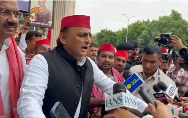 लखनऊ में अखिलेश यादव ने रानी अवंतीबाई लोधी को किया नमन, सरकार पर साधा निशाना