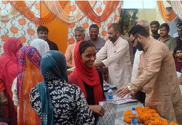 बिजनौर में किसान-मजदूर चौपाल, भाजपा नेता प्रिंस चौधरी ने महिलाओं को बांटे तीज-रक्षाबंधन के उपहार
