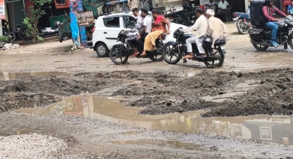 दौराला-लावड़ मार्ग की बदहाली से लोग परेशान, रोजाना जाम से जूझ रहा आमजन