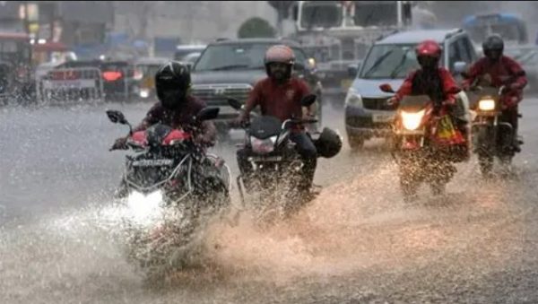 UP Weather Today: पूर्वांचल में भारी बारिश का अलर्ट, लखनऊ में धूप और उमस बढ़ाएगी परेशानी