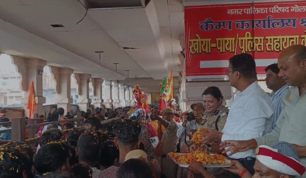छोटी काशी में उमड़ा आस्था का सैलाब, DM-SP ने कांवड़ियों पर बरसाए फूल |
