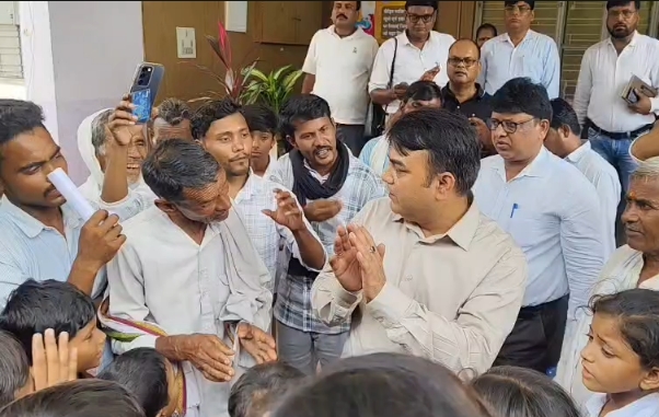 महोबा में सड़कों की बदहाली पर जेन अल्फा का आक्रोश, डीएम से लगाई गुहार