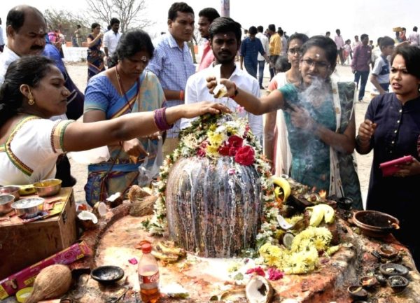 सावन के पहले सोमवार पर शिवालयों में उमड़ा आस्था का सैलाब, काशी से देवघर तक दिखी भारी भीड़