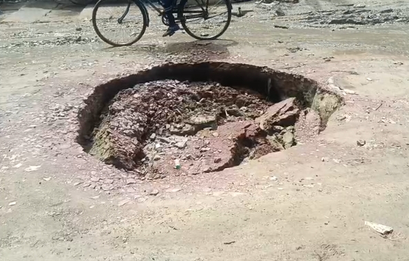 रायबरेली: छोटा घोसियाना में ओवरब्रिज के नीचे धंसी सड़क, जानलेवा गड्ढे से राहगीर परेशान