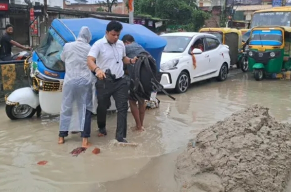 वाराणसी में अखरी-भिखारीपुर मार्ग की बदहाली से बढ़ी परेशानी, गड्ढों और जलजमाव से हादसों का खतरा