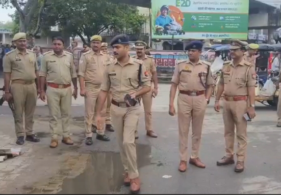 हाथरस के राजकीय जिला पुस्तकालय का डीएम अतुल वत्स ने किया निरीक्षण, प्रतियोगी छात्रों को दिए सफलता के मंत्र