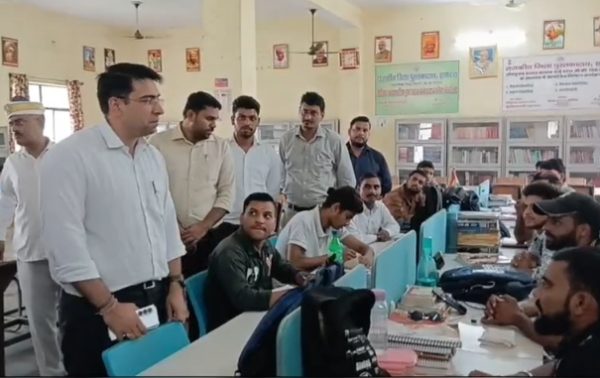 हाथरस के राजकीय जिला पुस्तकालय का डीएम अतुल वत्स ने किया निरीक्षण, प्रतियोगी छात्रों को दिए सफलता के मंत्र