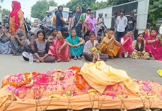बाबा धाम की यात्रा पर निकले गोरखपुर के युवक की गई जान, शव पहुंचते ही मचा कोहराम