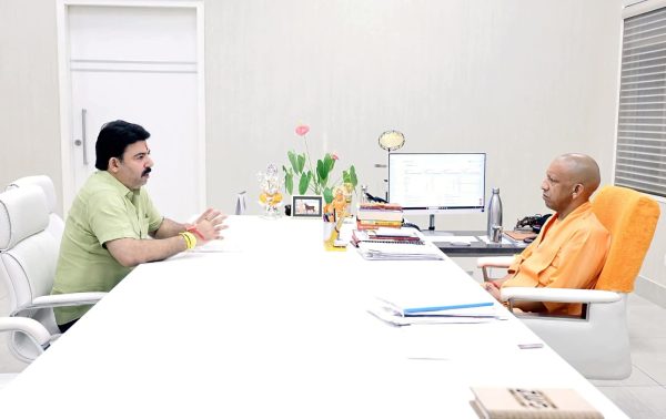 देवरिया के विकास कार्यों को लेकर विधायक शलभ मणि त्रिपाठी ने सीएम योगी से की मुलाकात