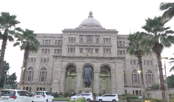 यूपी में बड़ा प्रशासनिक फेरबदल, 13 IAS अधिकारियों के तबादले