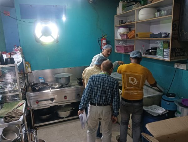 देवरिया में चाउमीन में छिपकली मिलने का मामला, जांच तक रेस्टोरेंट बंद रखने के निर्देश
