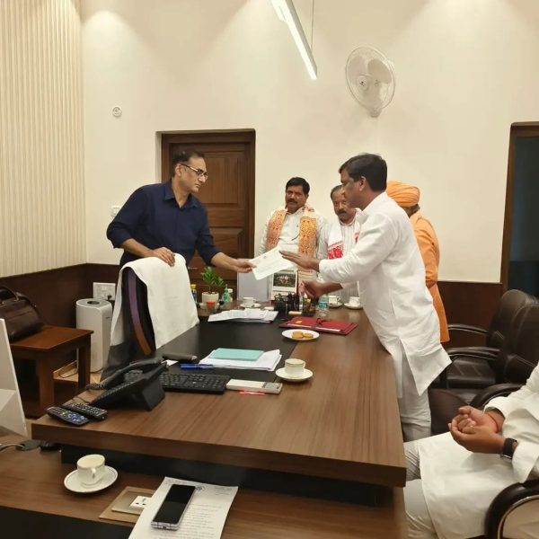 सगड़ी की खराब सड़कों के पुनर्निर्माण की मांग, विधायक डॉ. एचएन सिंह पटेल ने प्रमुख सचिव को सौंपा ज्ञापन
