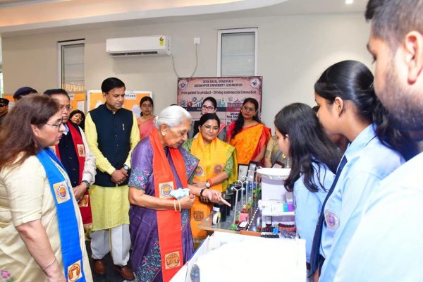 राज्यपाल आनंदीबेन पटेल ने डीडीयू गोरखपुर विश्वविद्यालय की विज्ञान प्रदर्शनी में फार्मेसी विद्यार्थियों के नवाचारों को सराहा