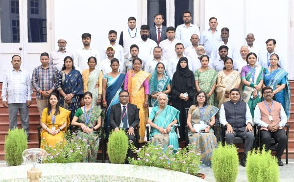 राष्ट्रीय हथकरघा दिवस पर राज्यपाल आनंदीबेन पटेल ने बुनकरों और शिल्पकारों की प्रदर्शनी का किया अवलोकन