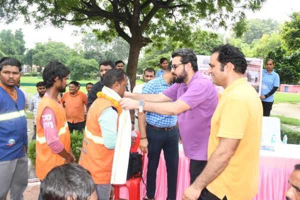 मथुरा-वृंदावन में ‘गंदगी छोड़ो आंदोलन’ का आह्वान, 50 सफाई मित्र सम्मानित