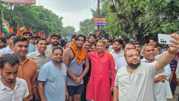 कांवड़ियों पर विधायक ओम कुमार ने की पुष्पवर्षा, फल बांटकर किया स्वागत