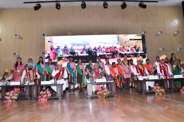 राज्यपाल आनंदीबेन पटेल ने ग्रामीण बच्चों की प्रतिभा को सराहा, विजेता विद्यार्थियों को किया सम्मानित
