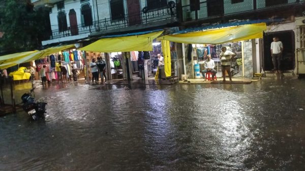 ललितपुर में मूसलाधार बारिश से जलभराव, सड़कों से बाजारों तक पानी ही पानी