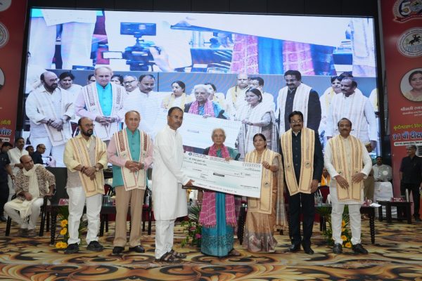 बुंदेलखंड विश्वविद्यालय के 31वें दीक्षोत्सव में 34,947 विद्यार्थियों को मिली उपाधियां, राज्यपाल आनंदीबेन पटेल ने किया सम्मान