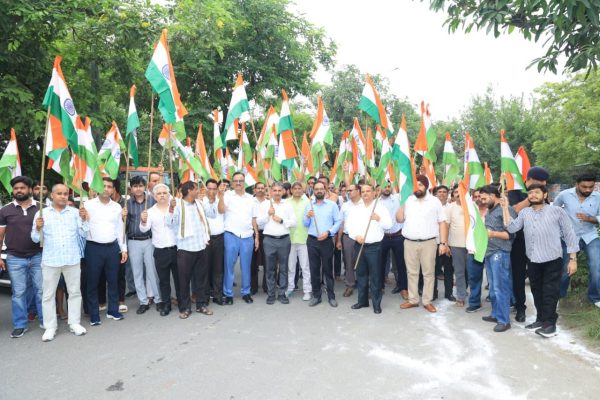 देशभक्ति के रंग में रंगा नोएडा, भारत माता के जयकारों से गूंजा माहौल