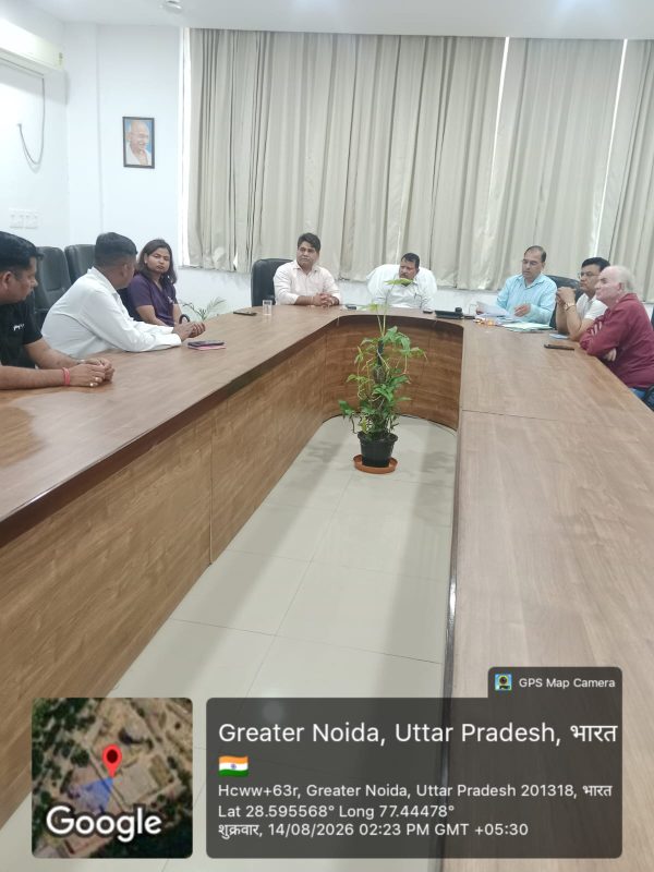 ग्रेटर नोएडा में स्ट्रे डॉग्स को लेकर पहल, AWHO और Godrej Golf Links में बनेंगे Dog Feeding Points