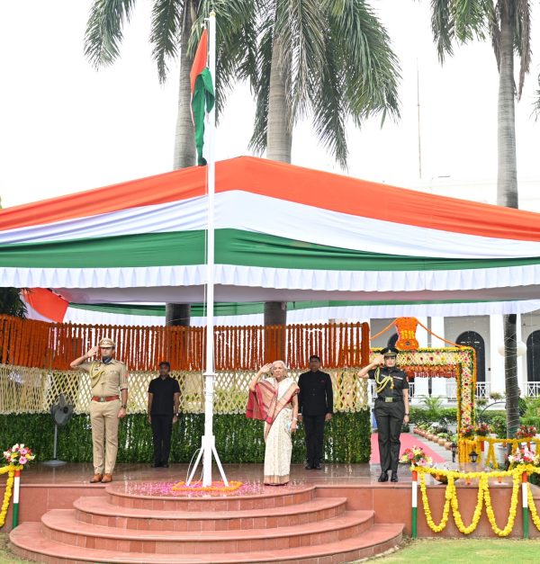 लखनऊ जन भवन में राज्यपाल आनंदीबेन पटेल ने फहराया तिरंगा, स्वतंत्रता सेनानियों को किया नमन