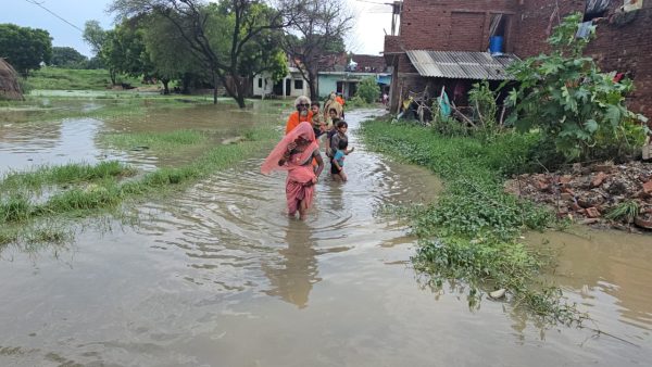 जलभराव से बेहाल सेंधुवार गांव, विधायक के खिलाफ ग्रामीणों में नाराजगी