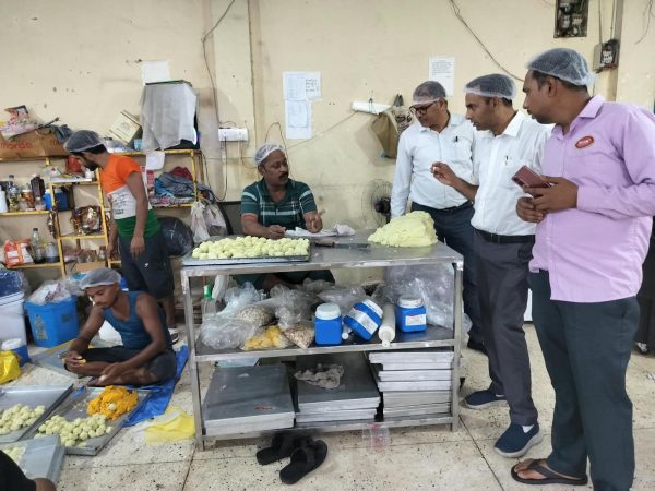 रक्षाबंधन से पहले नोएडा में मिलावटखोरों पर कार्रवाई, 100 किलो रसगुल्ले नष्ट