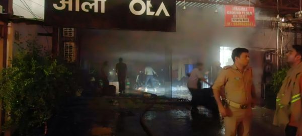 कानपुर के ओला शोरूम में भीषण आग, शॉर्ट सर्किट से 10-12 वाहन चपेट में