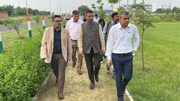 यमुना प्राधिकरण ने सेक्टर-32 में विकसित की 6 एकड़ की ग्रीन बेल्ट, 21 हजार पौधों से संवरा हरित क्षेत्र