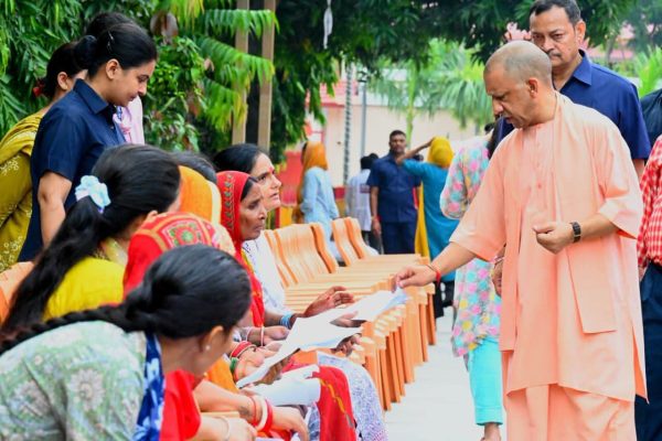 गोरखपुर में सीएम योगी का जनता दर्शन, फरियादियों की समस्याएं सुनकर अधिकारियों को दिए निर्देश