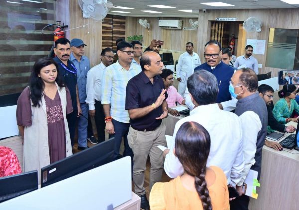 बुखार और फ्लू को लेकर यूपी में सतर्कता बढ़ी, डिप्टी सीएम ब्रजेश पाठक ने HOPE सेंटर से की निगरानी