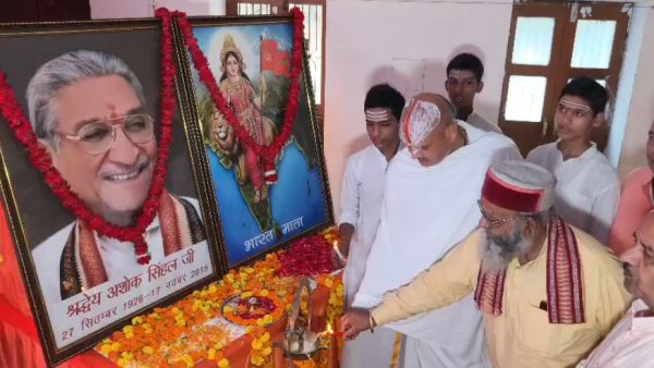 अशोक सिंघल की जयंती पर अयोध्या में सेवा कार्यक्रम, दिव्यांगों को मिली नई उम्मीद
