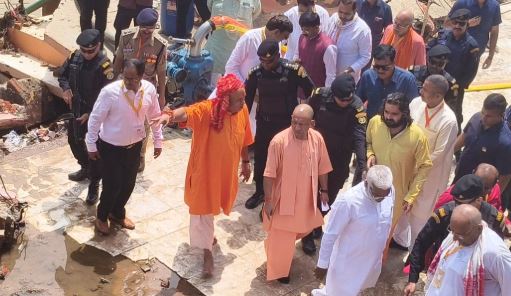 हवाई सर्वे के बाद रामघाट पहुंचे CM योगी, बाढ़ पीड़ितों से मिले और राहत कार्यों का लिया जायजा