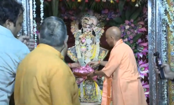 श्रीकृष्ण जन्मभूमि मंदिर में CM योगी ने किया दर्शन-पूजन, बोले- डबल इंजन सरकार समाज विरोधी ताकतों के मंसूबे पूरे नहीं होने देगी